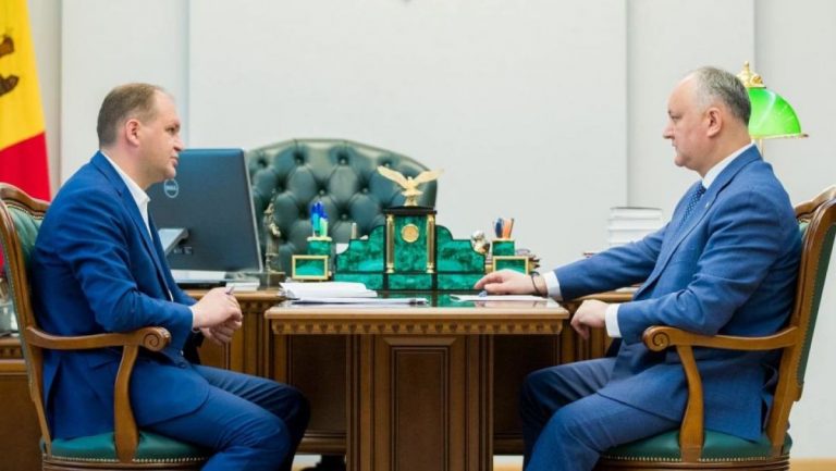 Додон и Чебан умывают руки. Ни президент, ни примар не решали, где проводить церемонию по принятию гуманитарной помощи