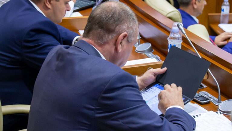 Планшеты для депутатов за 2 млн лей еще не доставлены в Парламент. Реакция законодательного органа