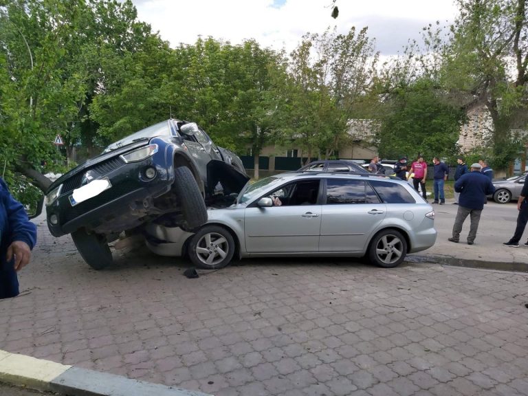 (ФОТО/ВИДЕО) Авария в центре Чадыр-Лунги: Mazda оказалась под капотом внедорожника
