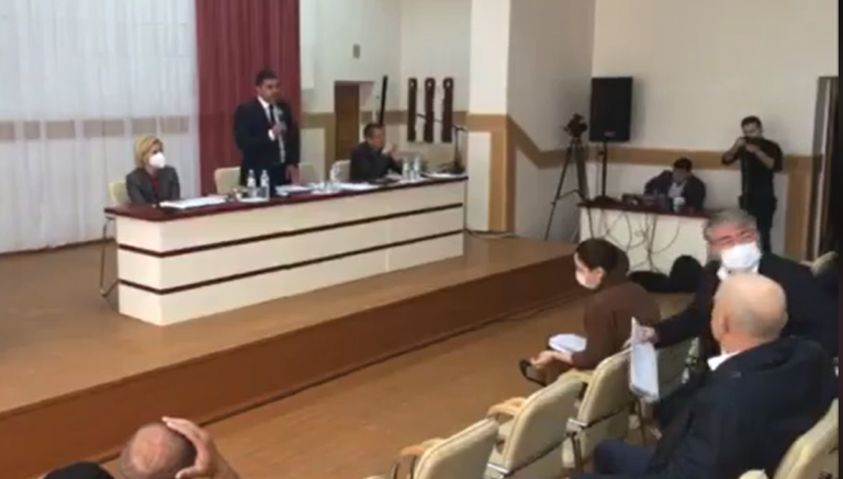 (ВИДЕО) Накал страстей на заседании НСГ: Депутат обещал засунуть микрофон спикеру «в одно место»