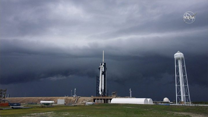 Старт космического корабля «Драгон» компании SpaceX c астронавтами отложен из-за плохой погоды