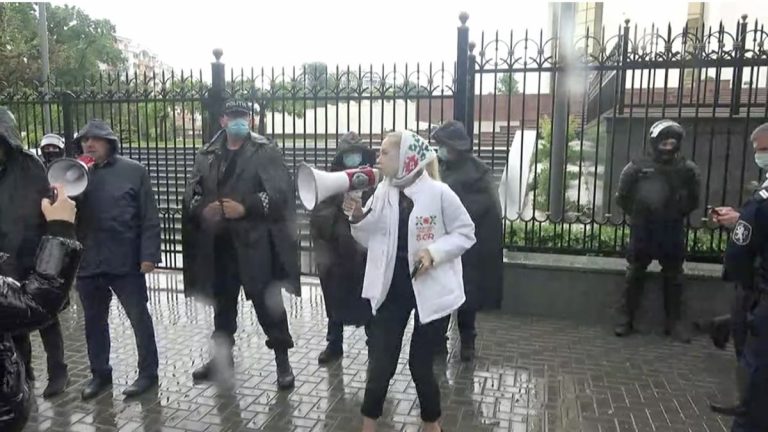 (ФОТО/ВИДЕО) Протест партии «Шор» у здания Президентуры. Десятки людей принесли пакеты с календарем для Додона