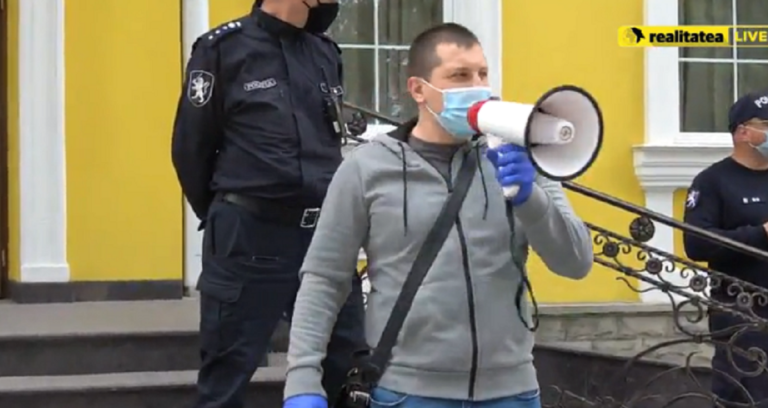 (LIVE) Демонстрация перед зданием Конституционного суда в поддержку генерального прокурора