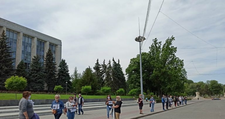 (ФОТО) Протест перед зданием Правительства: «Я хочу работать»