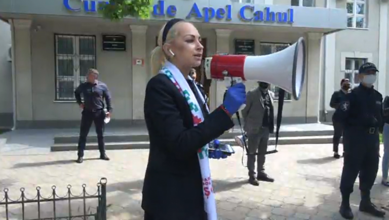 Протест у здания Апелляционного суда Кагула, где рассматривается дело Илана Шора