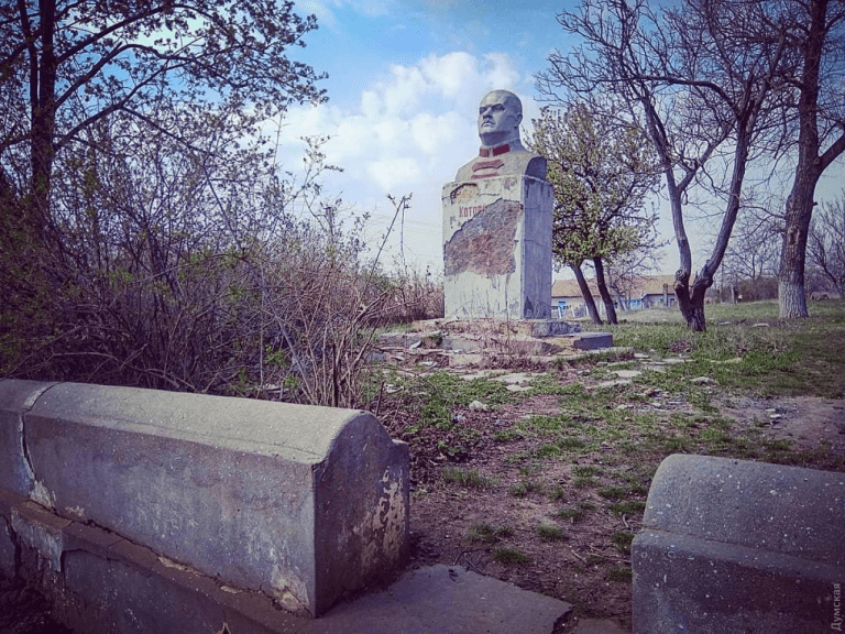 (FOTO) В Одесской области демонтировали памятник Котовскому