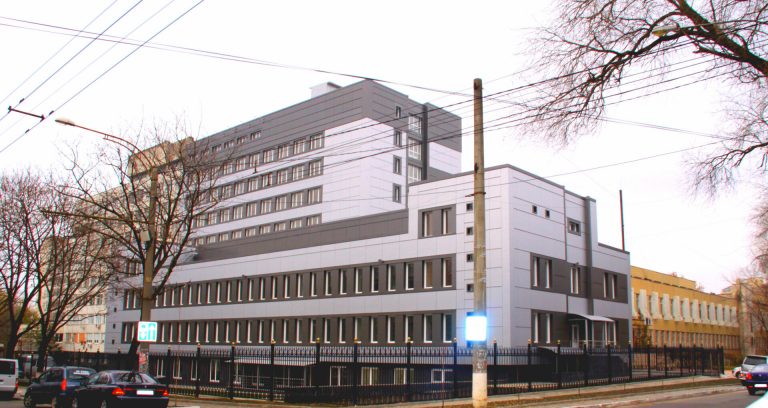 69-летняя женщина, зараженная COVID-19, спрыгнула с пятого этажа Института неотложной медицинской помощи