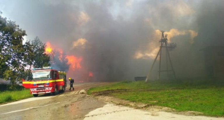(ФОТО/ВИДЕО) В Окнице горит холодильный комплекс