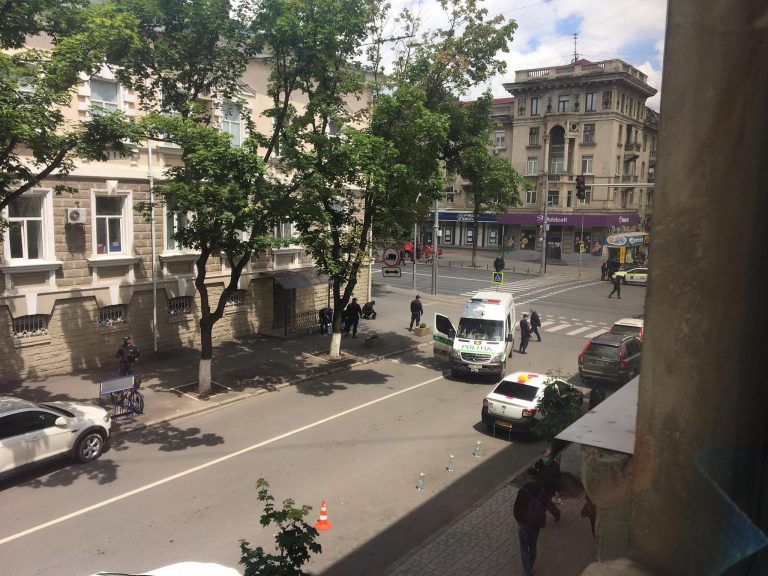 (ФОТО/ВИДЕО) Сообщение о бомбе в здании МВД. Подозрительный пакет перед министерством