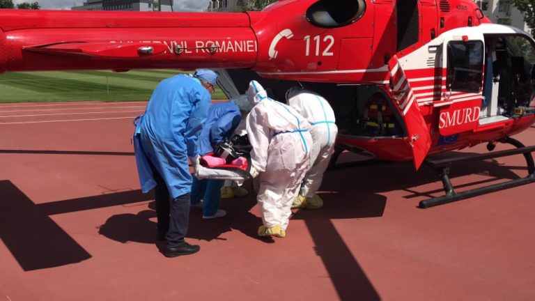 (ФОТО/ВИДЕО) 27-летнюю женщину срочно доставили на вертолете SMURD из Кишинева в Бухарест