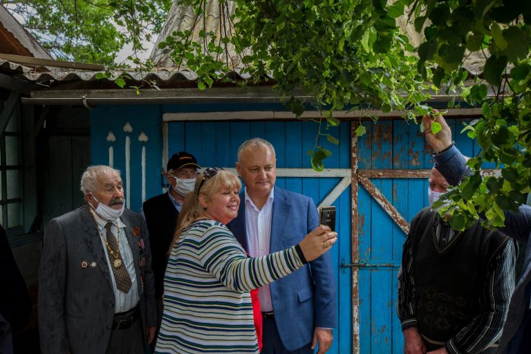 Додон о том, что в разгар пандемии встречается с тысячами людей: «Люди доверяют политикам, которые рядом с ними»