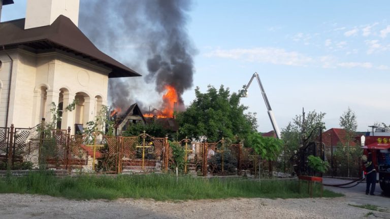 (ФОТО) Пожар в церковном дворе в Думбраве тушили два часа. Огнем был охвачен жилой дом