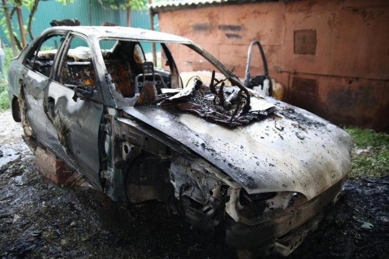 (ФОТО) Пожарные потушили загоревшийся автомобиль в Бельцах. Никто не пострадал