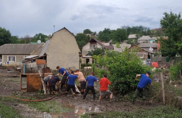(ФОТО) Проливной дождь принес хаос в Молдову. Разрушены дороги, размыты поля, десятки домашних птиц погибли