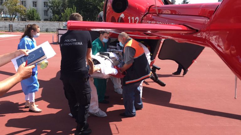 (ФОТО) Новая операция SMURD в Республике Молдова. 55-летний мужчина доставлен вертолетом из Сынджерея в Кишинев