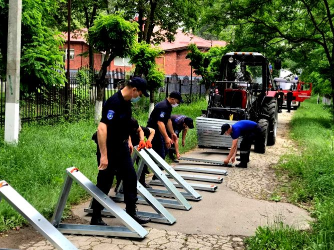 (ФОТО) Зону отдыха в Вадул-луй-Водэ может затопить. Спасатели укрепляют пирс на Днестре