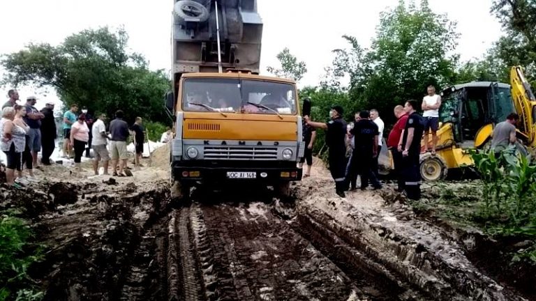 (ФОТО) В Окницком районе в зоне риска затопления оказались 28 домов. Пришлось укреплять дамбу и готовиться к эвакуации