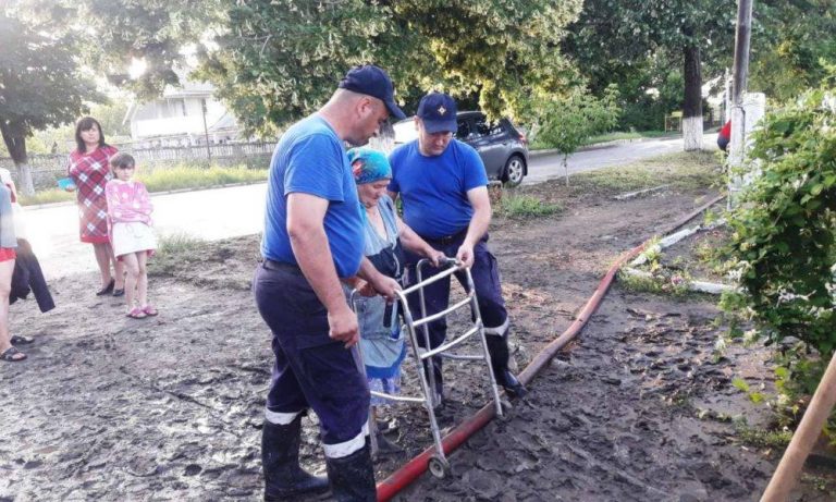 Десятки людей из района Бричень вынуждены покинуть свои дома из-за угрозы наводнения