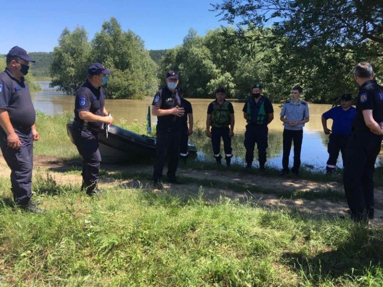На Днестре с якоря сорвался 40-тонный паром. Спасатели его нашли и пытаются закрепить