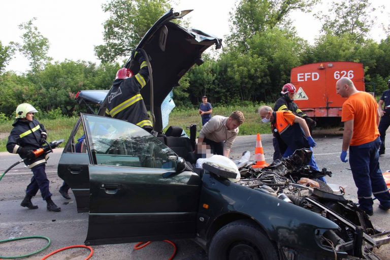 (ФОТО) Audi разбилась «всмятку». Водитель совершал обгон и врезался в КАМАЗ