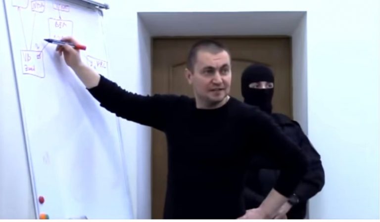 В сеть попало новое видео со слушаний Вячеслава Платона. Бизнесмен нарисовал схему кражи миллиарда