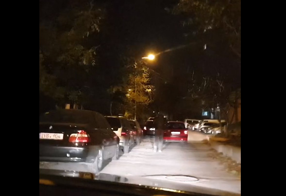 (ВИДЕО) Полицейский, врезавшийся в припаркованное авто в состоянии алкогольного опьянения, предстанет перед судом