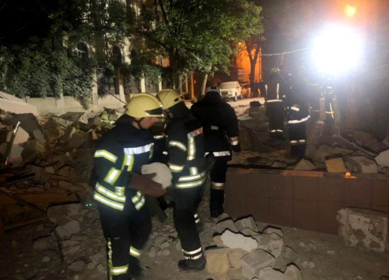 (ВИДЕО) В Одессе частично обрушился четырехэтажный дом. 10 человек остались без жилья