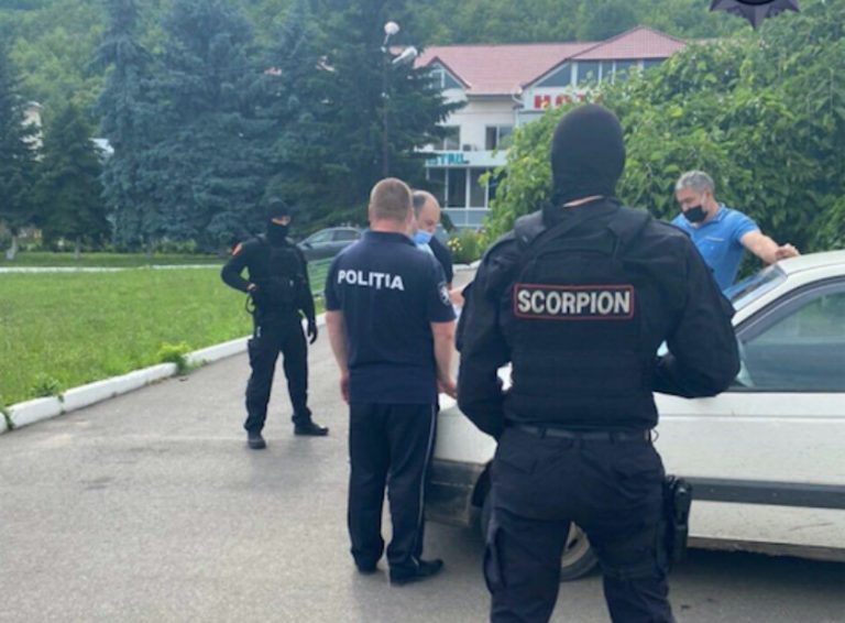 (ФОТО) Полицейский из Сорок пойман с поличным в момент получения взятки от подозреваемого по уголовному делу