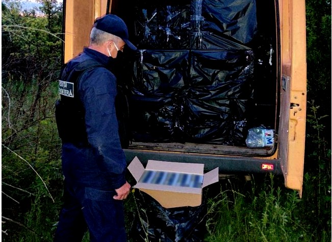 (ФОТО) Миллион контрабандных сигарет обнаружили таможенники на границе с Молдовой