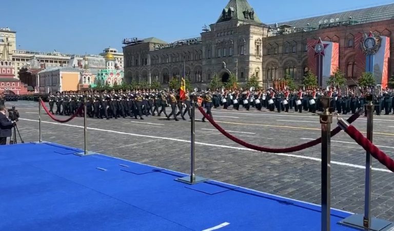 (ВИДЕО) Всего 23 секунды маршировали на параде в Москве 75 военнослужащих Молдовы