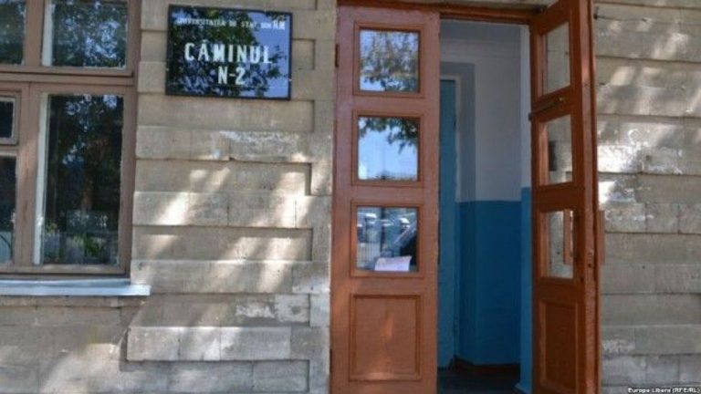 Тест на COVID-19 или справка от декана. Что происходит со студентами, которые хотят вернуться в общежития