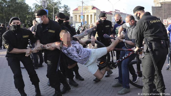 В Беларуси на акциях солидарности задержаны не менее 100 человек