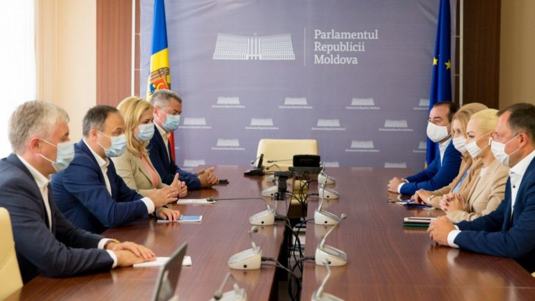 Партии «Шор» и «Pro Moldova» провели первый раунд переговоров. Депутаты обсуждали роспуск правительства Кику