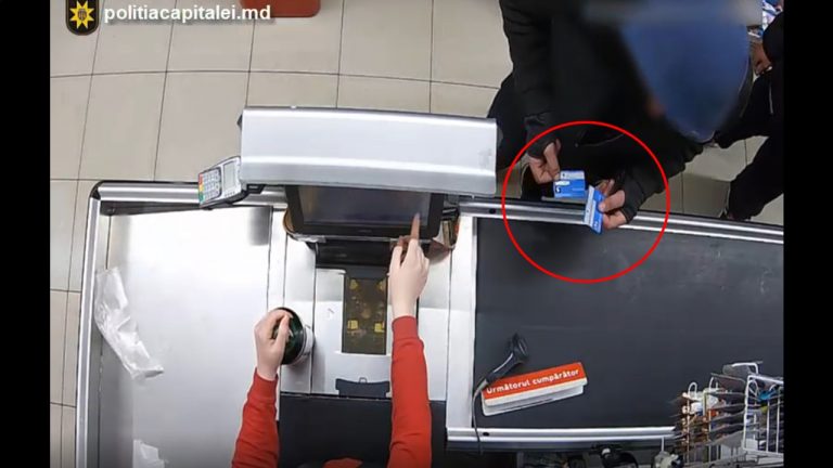 (ВИДЕО) За уличную кражу задержан рецидивист. Украденной картой он пытался расплатиться в магазине