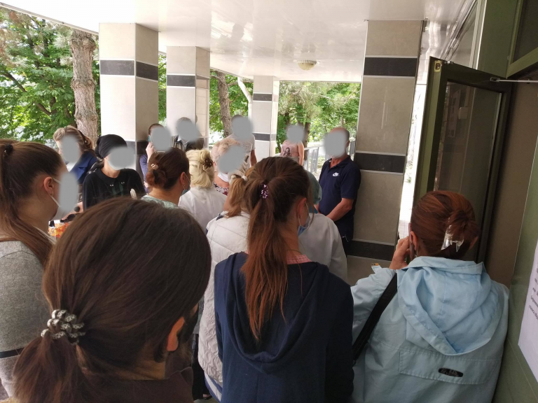 ФОТО ДНЯ: В Чадыр-Лунге при входе в поликлинику скопилась очередь. Люди ждут по несколько часов