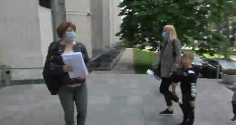 (ВИДЕО) Группа родителей подала правительству петицию с просьбой открыть детские сады или предоставить родителям льготы