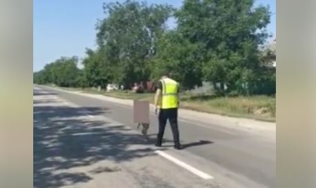 «Заботьтесь о своих детях каждую секунду». Полицейские нашли ребенка, который шел посреди проезжей части в Леовском районе