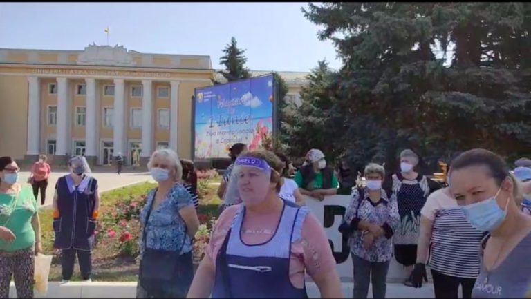 (LIVE) Кагул: Десятки продавцов, недовольных решением властей, протестуют у главного входа на рынок