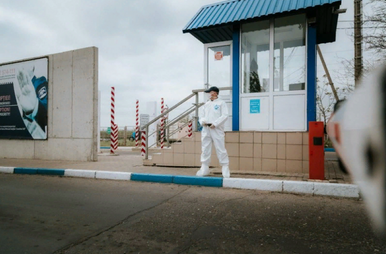 Таможенный инспектор в поле зрения ANI. Чиновник одновременно занимал несколько должностей