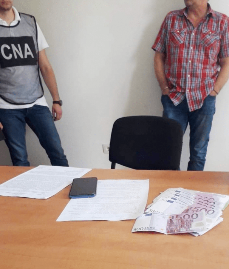 Администратора жилого блока задержали с поличным за взятку в 24 тыс. евро