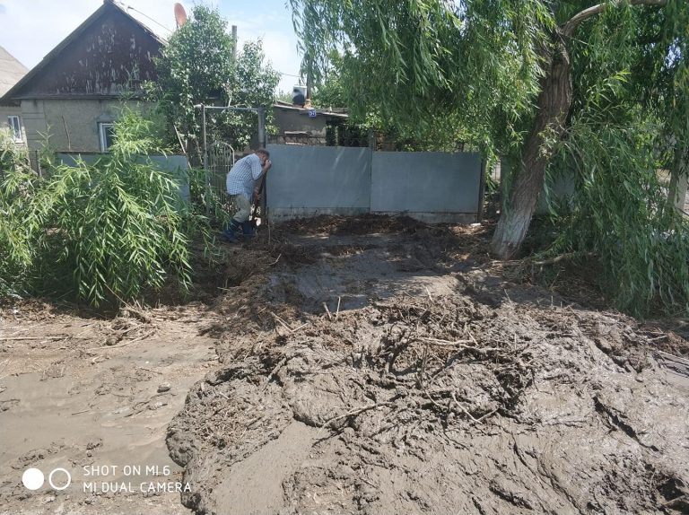 (ФОТО/ВИДЕО) «Вода поднялась на полметра»: В Комрате сегодня затопило 17 домохозяйств. В чем причина?