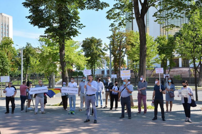 Политическое движение Unirea протестовало перед Парламентом: «Похищая Гацкана, Додон оказал Плахотнюку услугу»