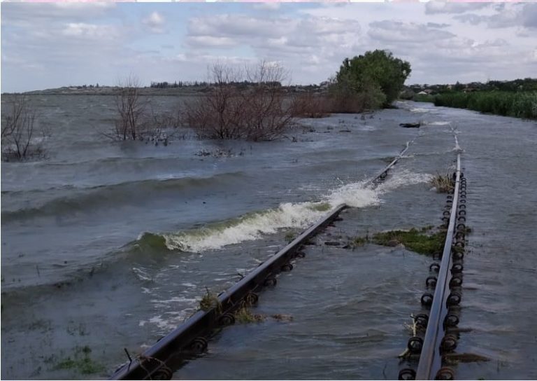 Затоплена часть железнодорожных путей в районе села Крихана. Движение поездов приостановлено