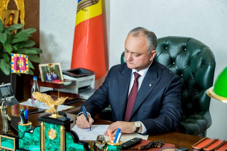 Додон промульгировал законы, по которым правительство взяло на себя ответственность