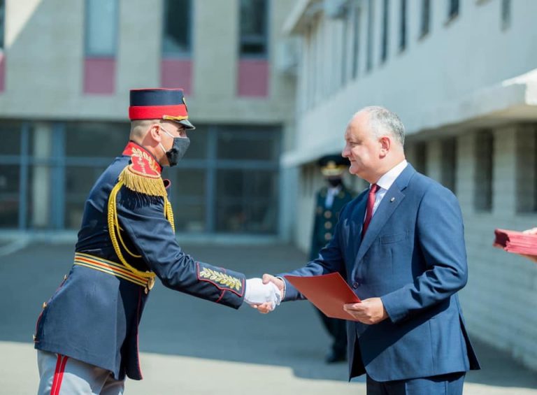 (ФОТО/ВИДЕО) Додон вручил грамоты контингенту Нацармии, который участвовал в параде в Москве