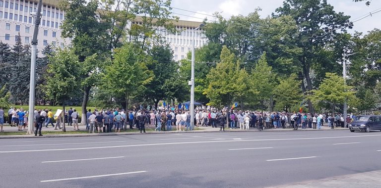 Алайба: Полиция останавливает микроавтобусы и проверяет, нет ли там протестующих