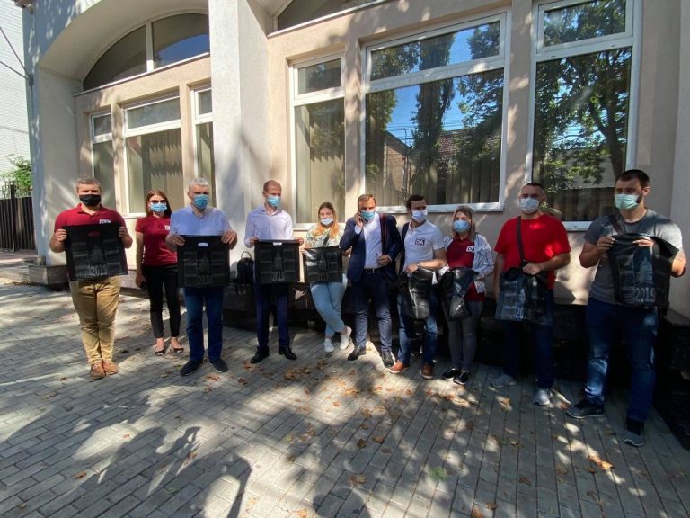 Флешмоб PPDA: членам ВСМ принесли по черному кульку