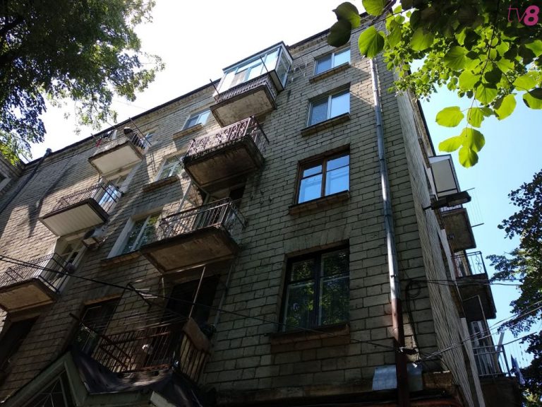 В столице девушка упала с 5-го этажа дома. Её госпитализировали с травмами и переломами