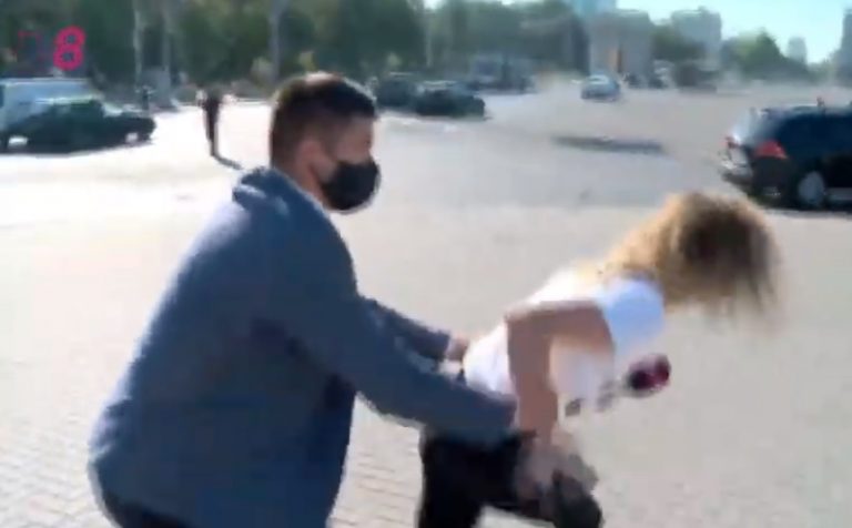 (ВИДЕО) Журналисты TV8 стали целью атак: одного репортера — удерживал охранник, другого — обвинили в работе на Канду