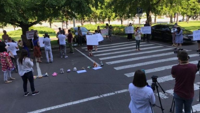 «Дети умирают, а правительство молчит». В Кишиневе прошла акция протеста с требованием открыть детские сады